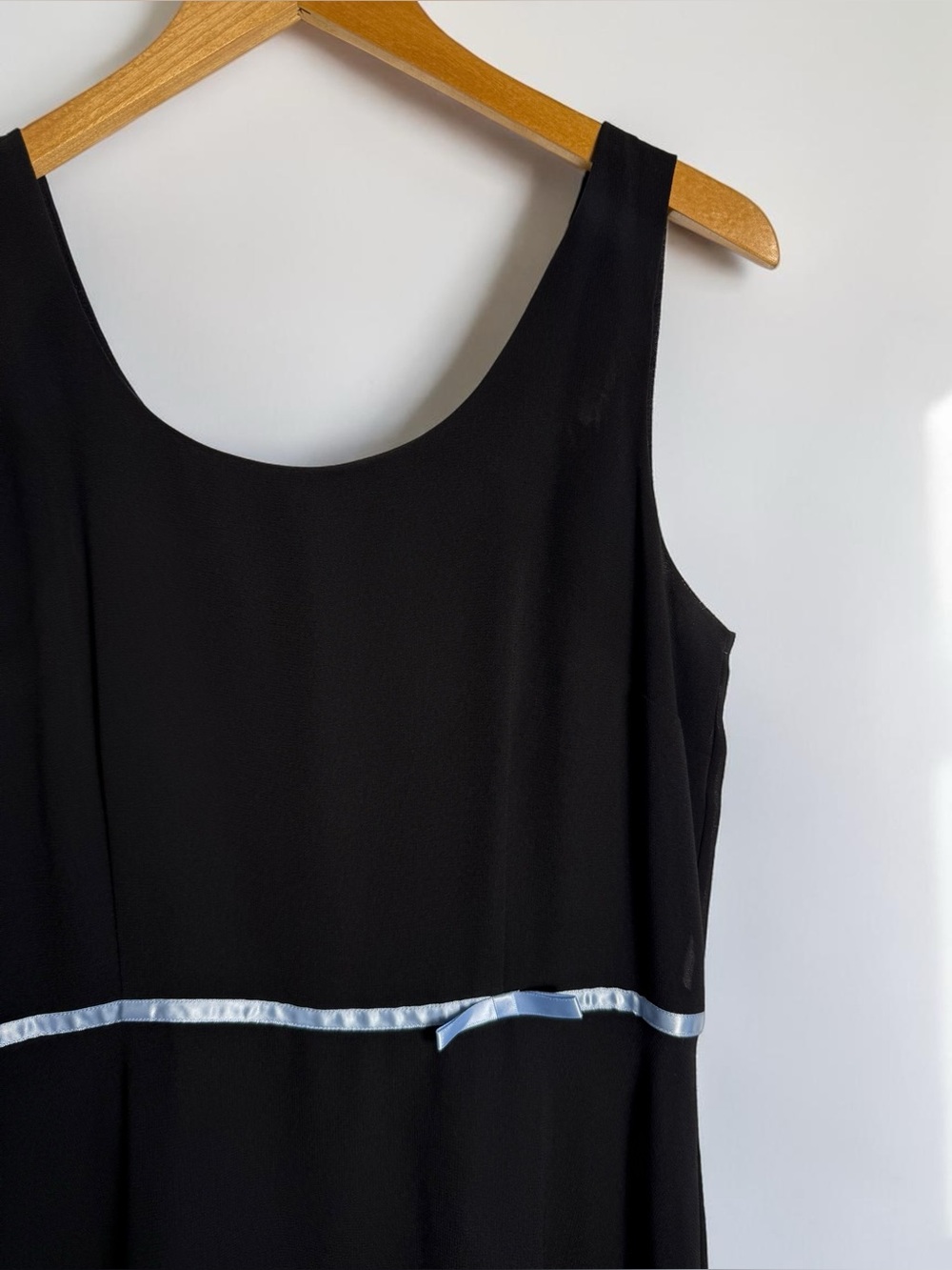 Sleeveless dress with empire waist and minimalist bow detail